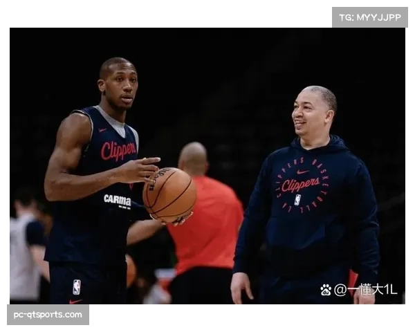 据随队记者透露,快船队赛前训练重点演练了针对持球人的包夹与后续轮转。 据随队记者透露,快船队赛前训练重点演练了针对持球人的包夹与后续轮转。